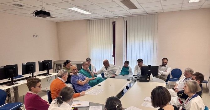 Nell'immagine la riunione operativa dell’equipe del Dipartimento di Chirurgia, del Dipartimento delle Professioni Sanitarie, della Direzione Medica di Presidio e della Direzione Tecnica con il direttore generale dell’Asl AT, Giovanni Gorgoni