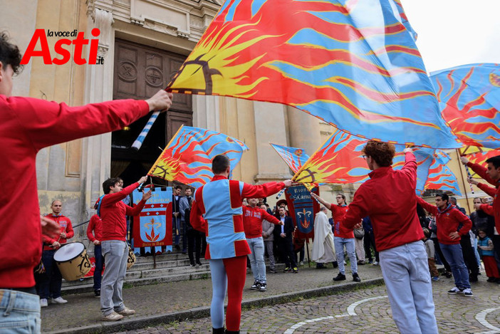 Emanuele Filiberto di Savoia al Palio di Asti: Santa Caterina risponde alle polemiche Emanuele Filiberto di Savoia al Palio di Asti: Santa Caterina risponde alle polemiche