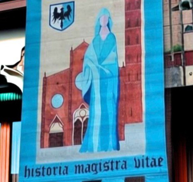 La nuova bandiera stradale del Palio 2026 celebra le donne della Cattedrale La nuova bandiera stradale del Palio 2026 celebra le donne della Cattedrale