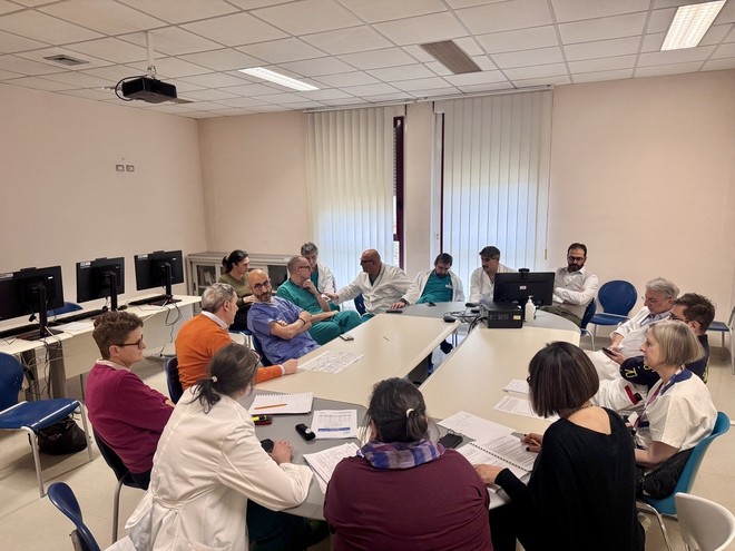 Nell'immagine la riunione operativa dell’equipe del Dipartimento di Chirurgia, del Dipartimento delle Professioni Sanitarie, della Direzione Medica di Presidio e della Direzione Tecnica con il direttore generale dell’Asl AT, Giovanni Gorgoni