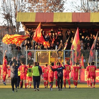 I giocatori del Bra sotto il settore dei tifosi giallorossi (foto andrea lusso)