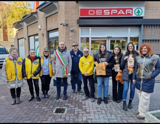 Sindaco Rasero con volontari alla colletta 2023