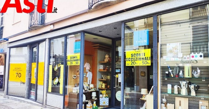 La chiusura di Fratelli Massari, storico negozio del centro di Asti (Merphefoto) La chiusura di Fratelli Massari, storico negozio del centro di Asti (Merphefoto)