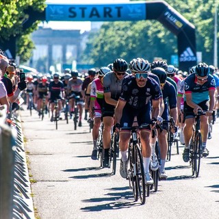 Tour de France 2025: Pogacar Domina sulle Alpi e Blinda la Maglia Gialla