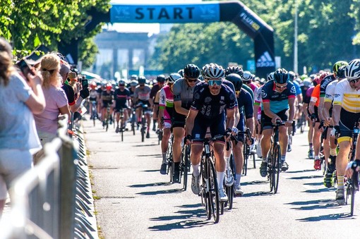 Tour de France 2025: Pogacar Domina sulle Alpi e Blinda la Maglia Gialla