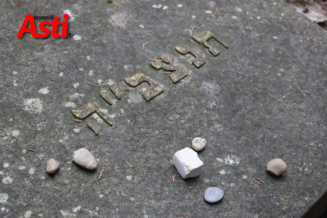 Asti ricorda la Shoah: due cerimonie per non dimenticare "che questo è stato". Ieri gli studenti hanno pulito le pietre d'inciampo Asti ricorda la Shoah: due cerimonie per non dimenticare "che questo è stato". Ieri gli studenti hanno pulito le pietre d'inciampo