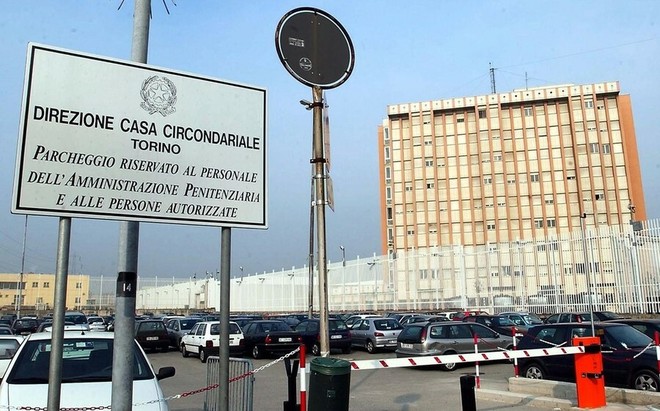 Notte di protesta e proposta al Lorusso e Cutugno, al via la maratona oratoria contro l'emergenza carceri Notte di protesta e proposta al Lorusso e Cutugno, al via la maratona oratoria contro l'emergenza carceri