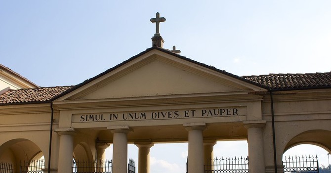 Ognissanti, cambiano sosta e circolazione attorno al cimitero di Asti: i divieti fino al 5 novembre
