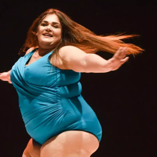 Claudia Marsicano porta l'ironia di R.OSA a Monastero Bormida