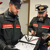 Inseguono un’auto sospetta in corso Casale, trovano pistola e gioielli: arrestato 26enne