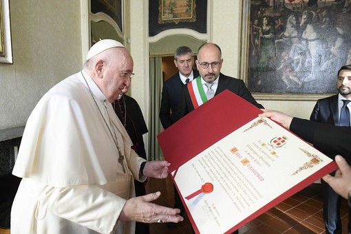 Rasero mentre concede la cittadinanza onoraria a Papa Francesco Rasero mentre concede la cittadinanza onoraria a Papa Francesco