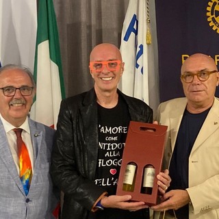 Massimo Cotto racconta la storia della grande musica nella serata &quot;Not too old to be rock”