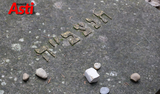 Asti ricorda la Shoah: due cerimonie per non dimenticare "che questo è stato". Ieri gli studenti hanno pulito le pietre d'inciampo