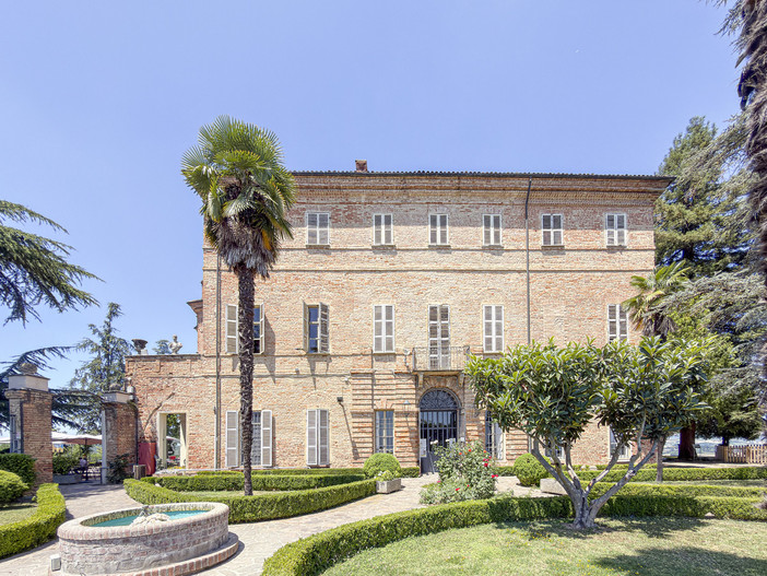 Il castello Conti Amico di Castell'Alfero Il castello Conti Amico di Castell'Alfero