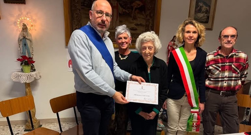 Alfonsina Cortese mentre riceve dal Presidente della Provinvia di Asti Dr. Maurizio