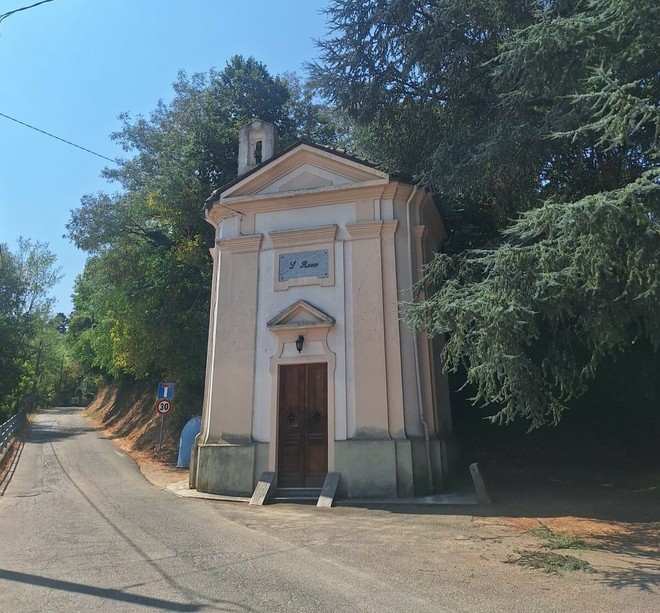 Una festa all'ombra del pino secolare per salvare la chiesa di San Rocco
