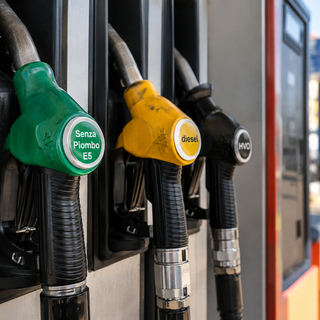 Carburanti, anche Q8 aderisce al price cap. Ad Asti Enercoop porta la benzina a 1,99 euro