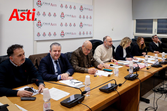 Sindaco e assessori ritratti nel corso di un consiglio comunale (immagine d'archivio)