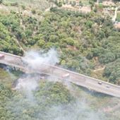 Mezzo pesante in fiamme sulla A6, riaperta la carreggiata per Torino Mezzo pesante in fiamme sulla A6, riaperta la carreggiata per Torino