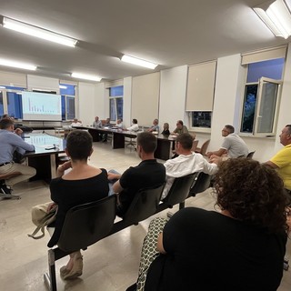 Crisi del settore e prospettive future: l’Assemblea dell’Associazione Comuni del Moscato fa il punto a Santo Stefano Belbo