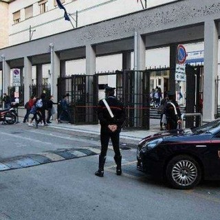 I Carabinieri potenziano i servizi di prevenzione nelle scuole, trovato un coltello in aula