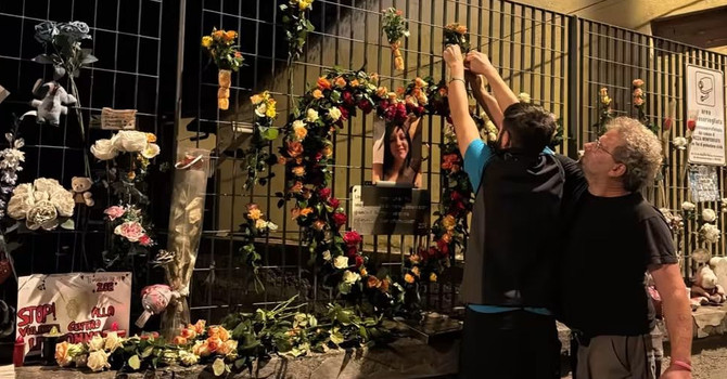 Fiori, omaggi e pensieri lasciati sul parapetto del rio Nizza all'altezza di dov'è stata scaraventata Zoe