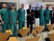 Al centro, il dottor Marco Scaglione con il paziente Francesco Altieri, il primario del reparto di Anestesia e Rianimazione Alessandro Bianchi, il direttore generale dell’Asl AT Giovanni Gorgoni, il direttore sanitario Andrea Fabbo e l’equipe di Cardiologia
