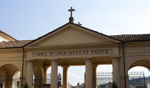 Ognissanti, cambiano sosta e circolazione attorno al cimitero di Asti: i divieti fino al 5 novembre