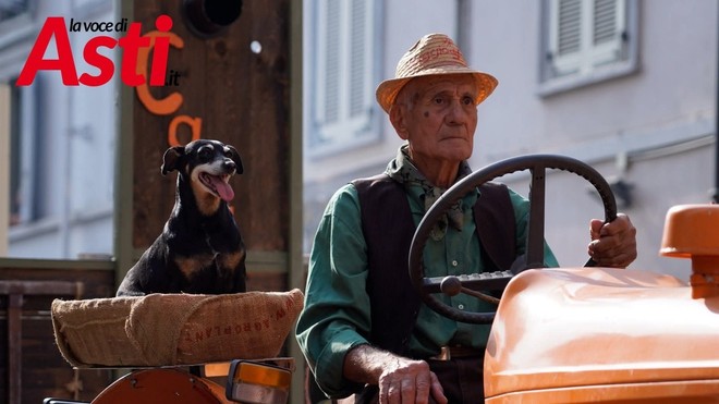 Il 92enne Luigi Lazzarino con la sua fedele Peppa sfila per Casabianca (ph. Filippo Rozzino)