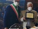Eugenio Petitti premiato durante il riconoscimento del presidio Slow food ai suoi peperoni, con il sindaco Cavallero