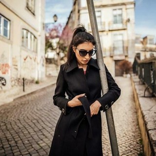 Come abbinare un cappotto nero da donna: colori, fantasie e accessori per creare look diversi dal total black