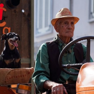 Il 92enne Luigi Lazzarino con la sua fedele Peppa sfila per Casabianca (ph. Filippo Rozzino)
