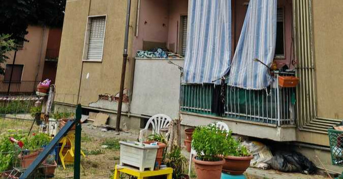 Via Fenoglio, il nuovo crollo riapre il caso delle case Atc: "Era tutto già segnalato"