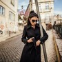 Come abbinare un cappotto nero da donna: colori, fantasie e accessori per creare look diversi dal total black Come abbinare un cappotto nero da donna: colori, fantasie e accessori per creare look diversi dal total black