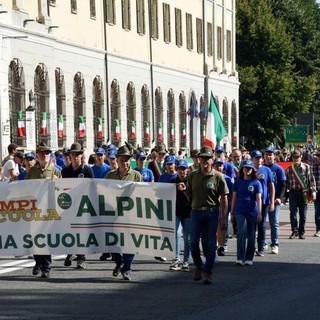 I giovani del campo scuola di Costigliole sfilano a Pinerolo con gli alpini astigiani