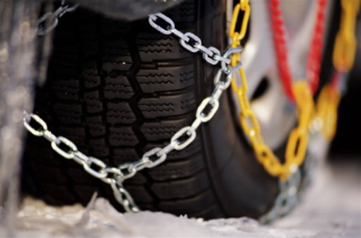 Piemonte, da sabato 15 novembre scatta l'obbligo di pneumatici invernali o catene sulle statali Piemonte, da sabato 15 novembre scatta l'obbligo di pneumatici invernali o catene sulle statali