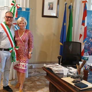 Il sindaco di Costigliole Cavallero con Xandra Derks
