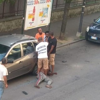 Ancora degrado in Corso Matteotti: calci e pugni in mezzo alla strada [FOTO E VIDEO]