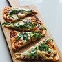 Il rito domenicale della pizza fatta in casa e i segreti della panificazione moderna Il rito domenicale della pizza fatta in casa e i segreti della panificazione moderna