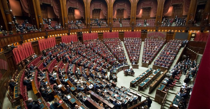 Scontro alla Camera sulla governance di Banca di Asti: le opposizioni incalzano Giorgetti ma Fratelli d'Italia fa muro [VIDEO]