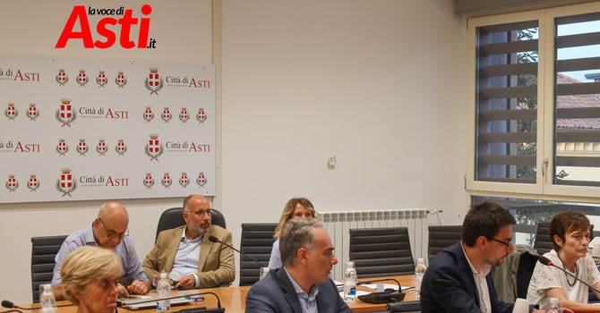 Rasero, tra gli assessori Boccia e Morra (anche vicesindaca) durante il consiglio comunale della scorsa settimana