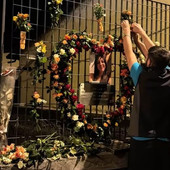 Fiori, omaggi e pensieri lasciati sul parapetto del rio Nizza all'altezza di dov'è stata scaraventata Zoe Fiori, omaggi e pensieri lasciati sul parapetto del rio Nizza all'altezza di dov'è stata scaraventata Zoe