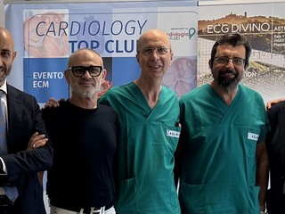Da sinistra, Giovanni Gorgoni (Direttore generale Asl AT), il paziente Francesco Altieri, il dottor Marco Scaglione (primario Cardiologia Asl AT), il dottor Alessandro Bianchi (primario Anestesia e Rianimazione Asl AT), il dottor Andrea Fabbo (direttore sanitario Asl AT)