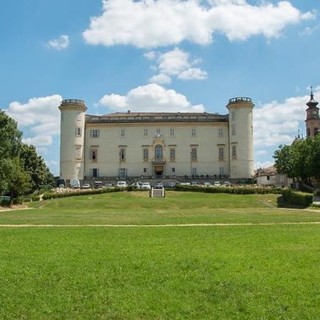 Il castello di Costigliole d'Asti, cui sono destinati fondi per il restauro del Salone degli Specchi