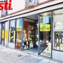 La chiusura di Fratelli Massari, storico negozio del centro di Asti (Merphefoto)