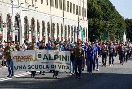 I giovani del campo scuola di Costigliole sfilano a Pinerolo con gli alpini astigiani I giovani del campo scuola di Costigliole sfilano a Pinerolo con gli alpini astigiani