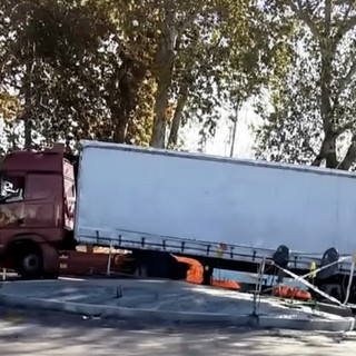 Camion incastrato nella nuova rotonda di corso Savona: monta la polemica