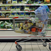 Un carrello della spesa in supermercato