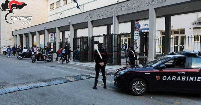 I Carabinieri potenziano i servizi di prevenzione nelle scuole, trovato un coltello in aula I Carabinieri potenziano i servizi di prevenzione nelle scuole, trovato un coltello in aula