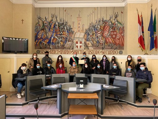 Le classi partecipanti ritratte, con sindaco e assessore Pietragalla, nella sala consiliare del Municipio di Asti